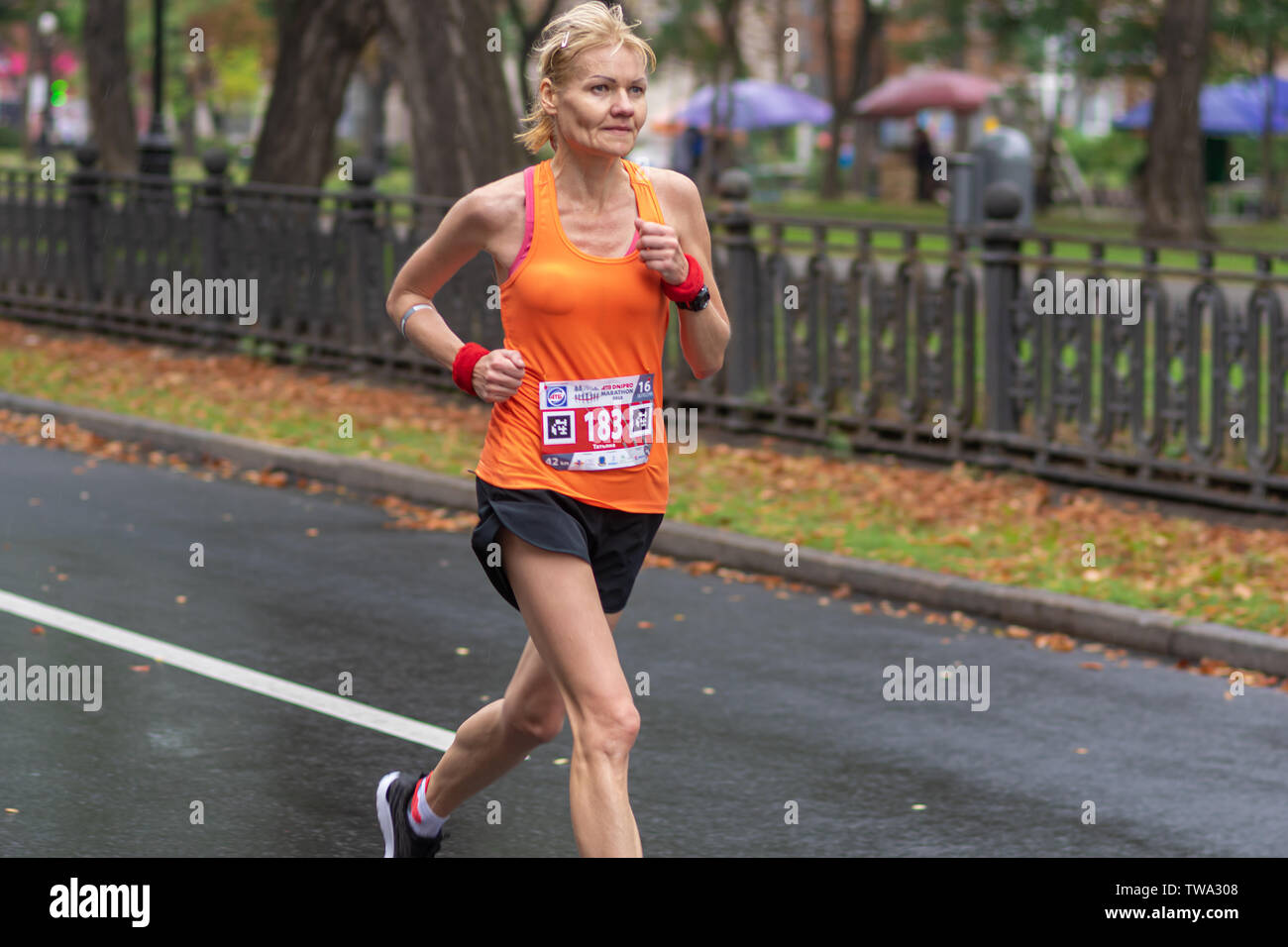 Dniepr, l'UKRAINE - 16 septembre 2018 : vieille femme Dmytra Yavornitskoho s'exécutant sur un boulevard pendant 42 km distance de course marathon Dnipro ATB Banque D'Images