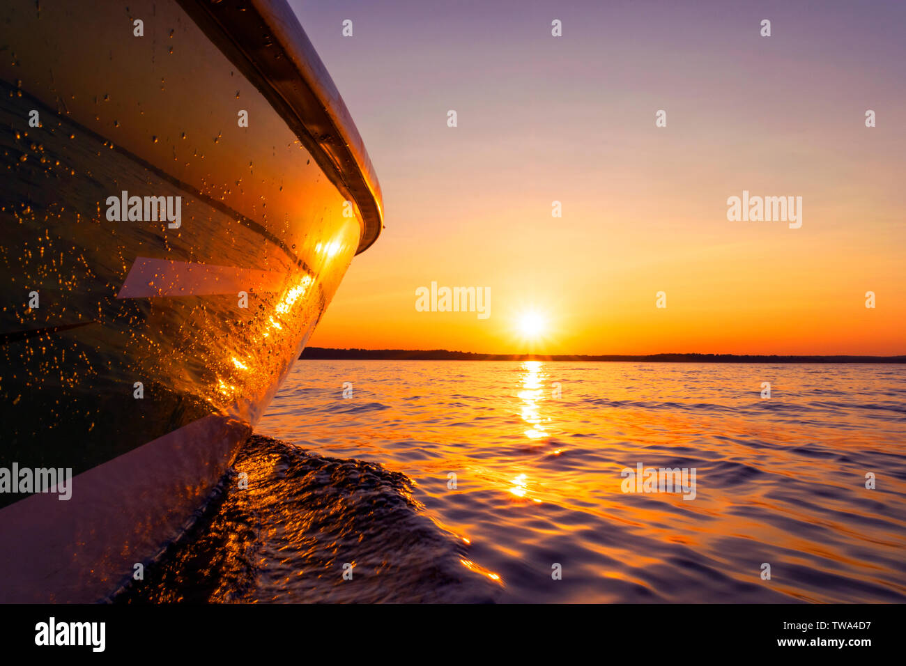 Vue de côté la pêche accélération motor yacht avec des gouttes d'eau. L'eau de mer océan bleu réflexions d'onde au coucher du soleil. Motor Yacht plusieur bateaux dans l'océan bleu. Ya de l'océan Banque D'Images