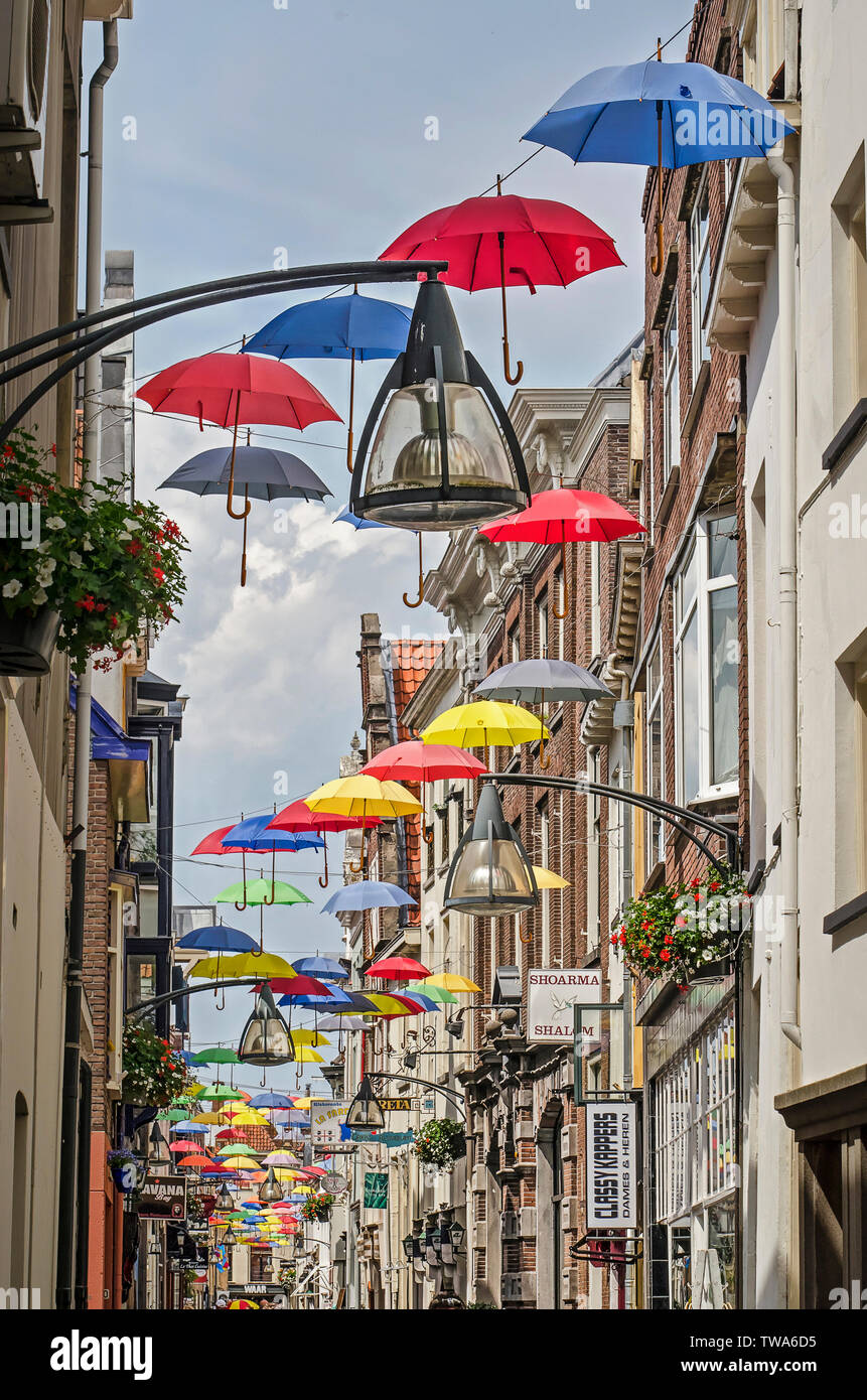 Deventer, Pays-Bas, le 18 juin 2019 : parasols colorés décorent une étroite  rue commerçante de la vieille ville sur une journée ensoleillée Photo Stock  - Alamy
