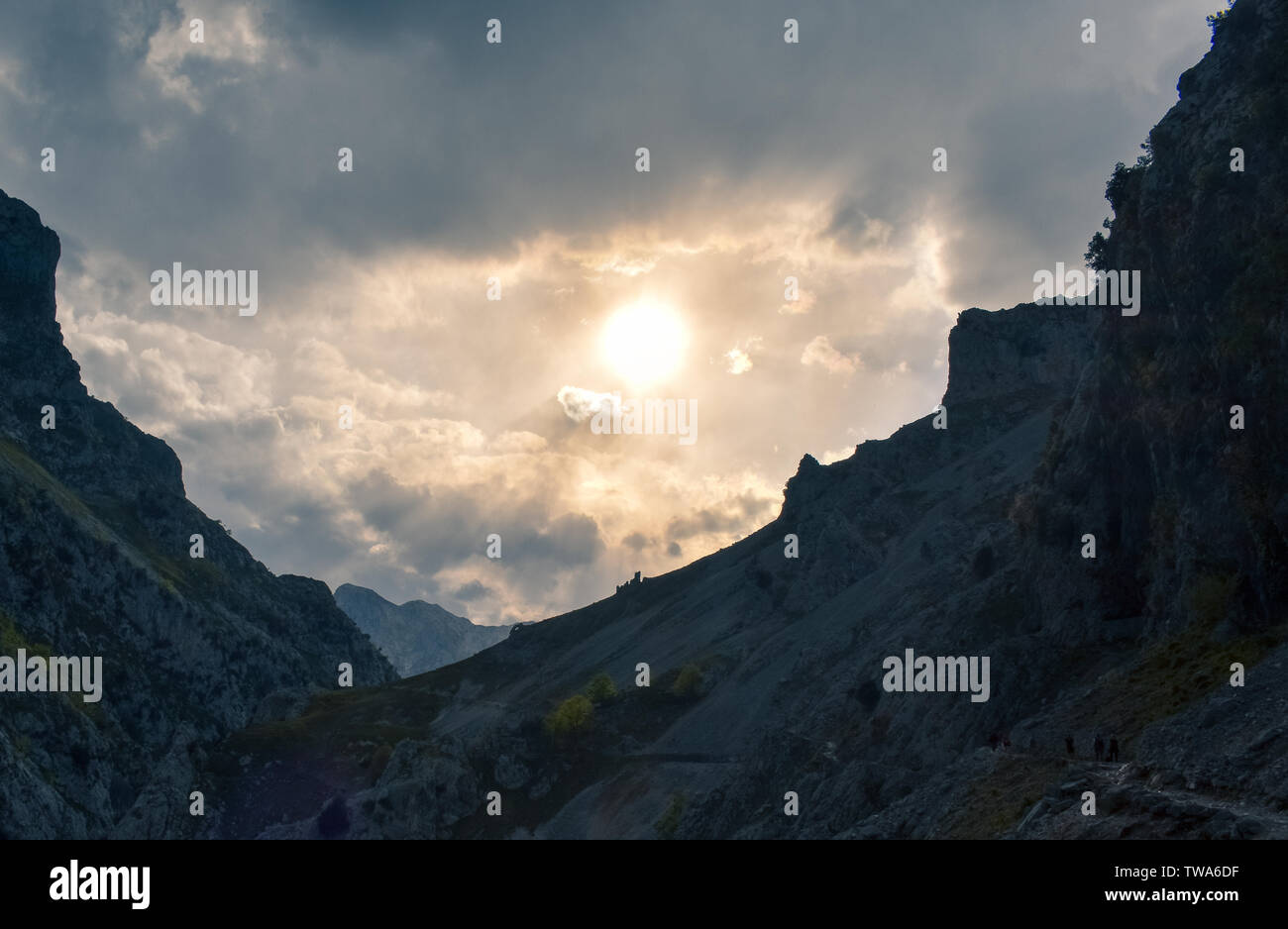 Route de trekking avec des pointes en bas au coucher du soleil, les Asturies, Espagne Banque D'Images