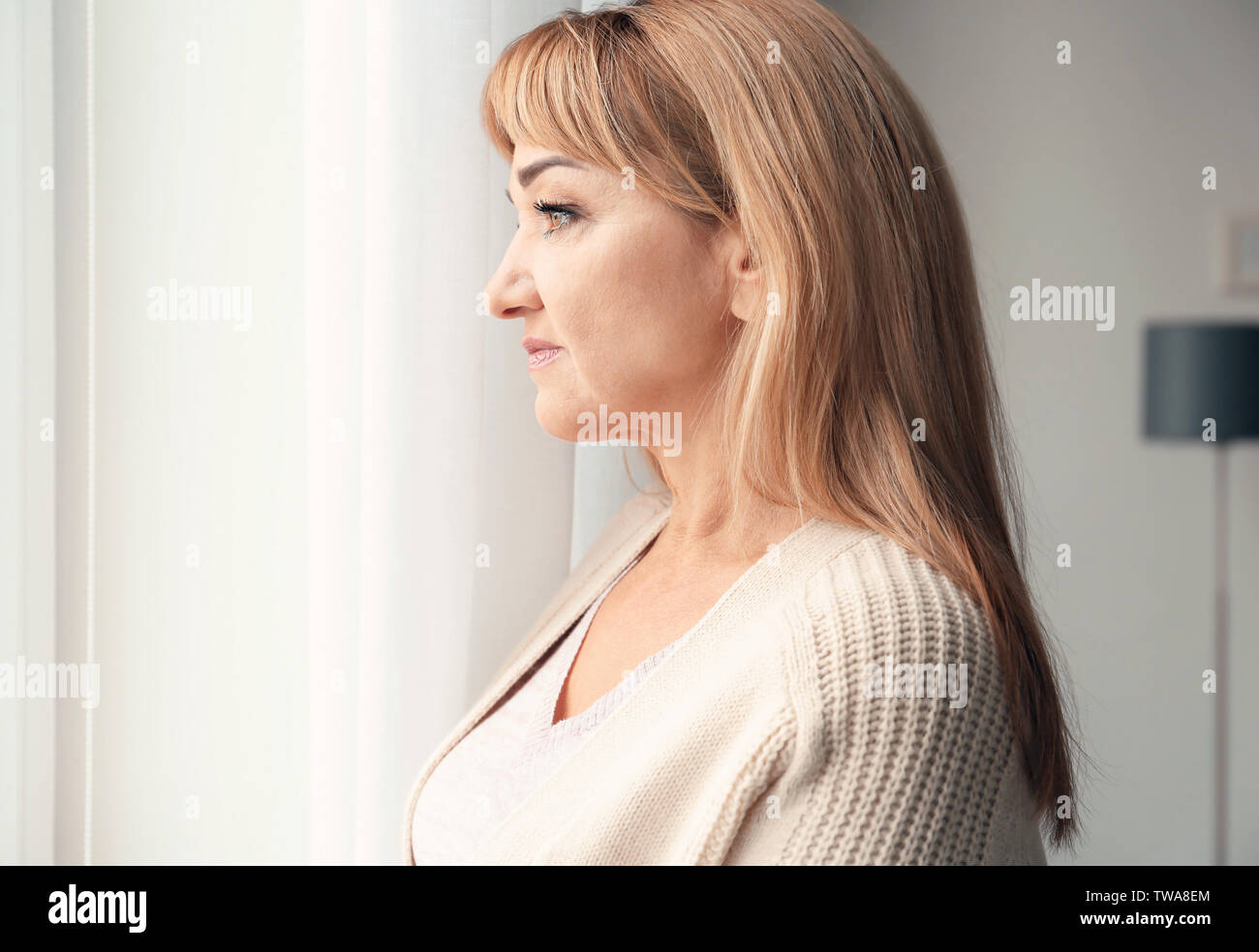 Senior woman in casual clothes at home Banque D'Images