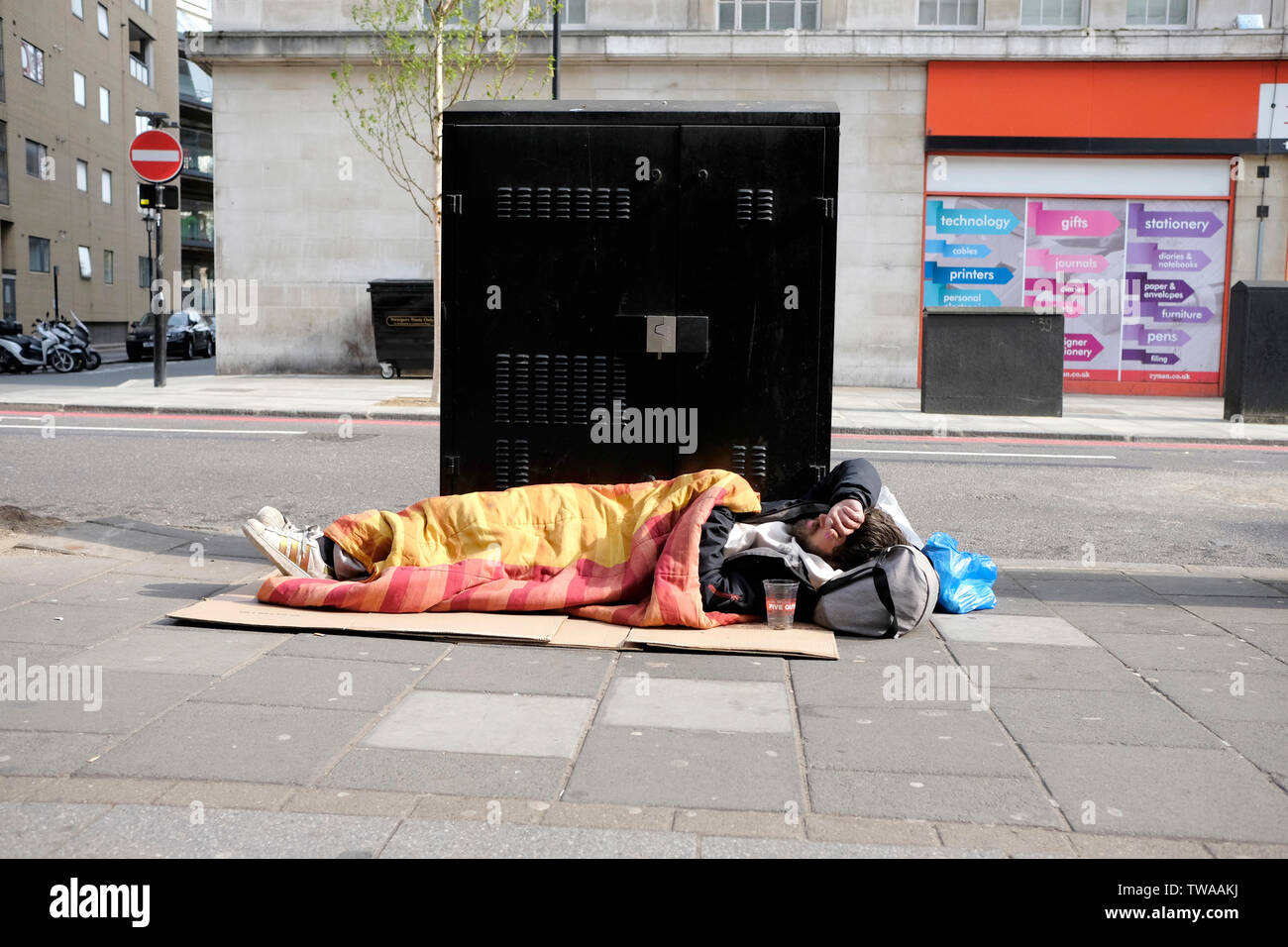 Un sans-abri dormir sur un trottoir, Edgware Road, Central London Banque D'Images