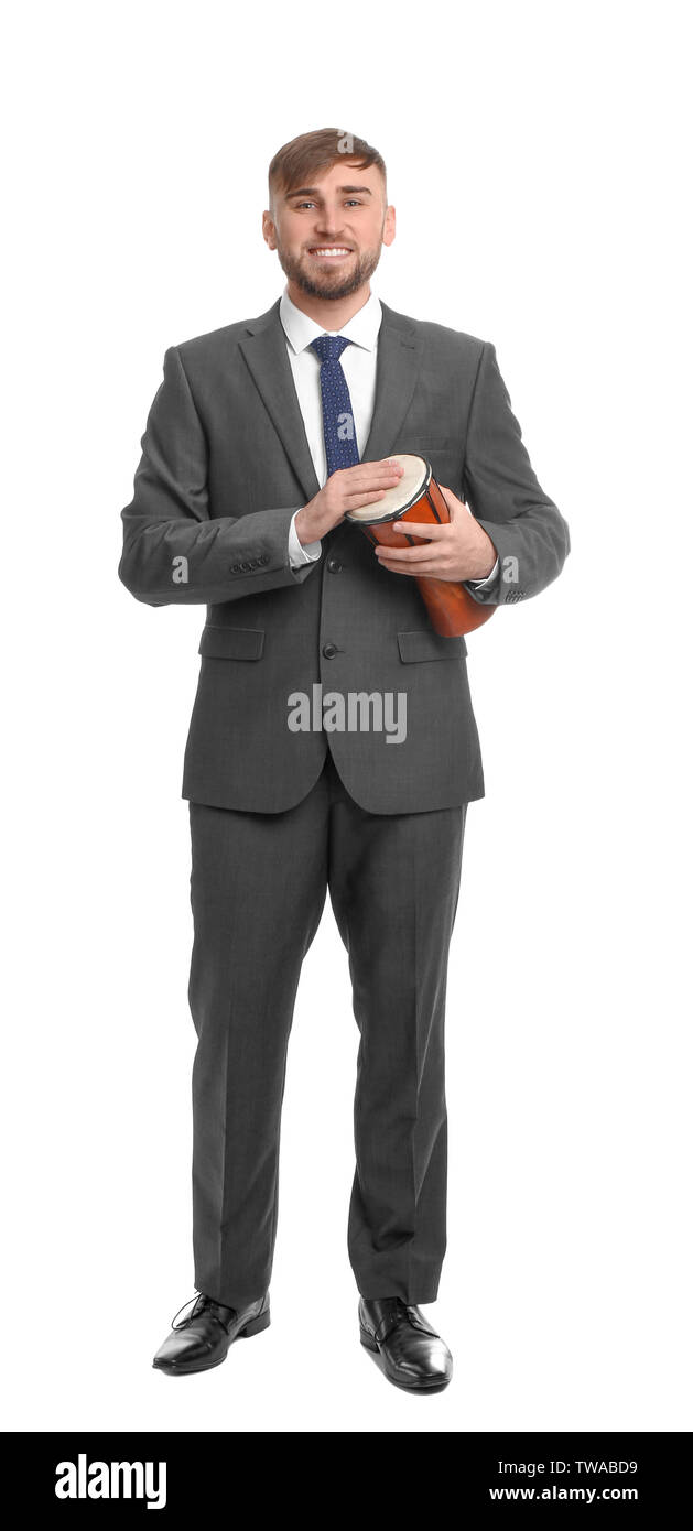 Young businessman holding peu djembe sur fond blanc Banque D'Images