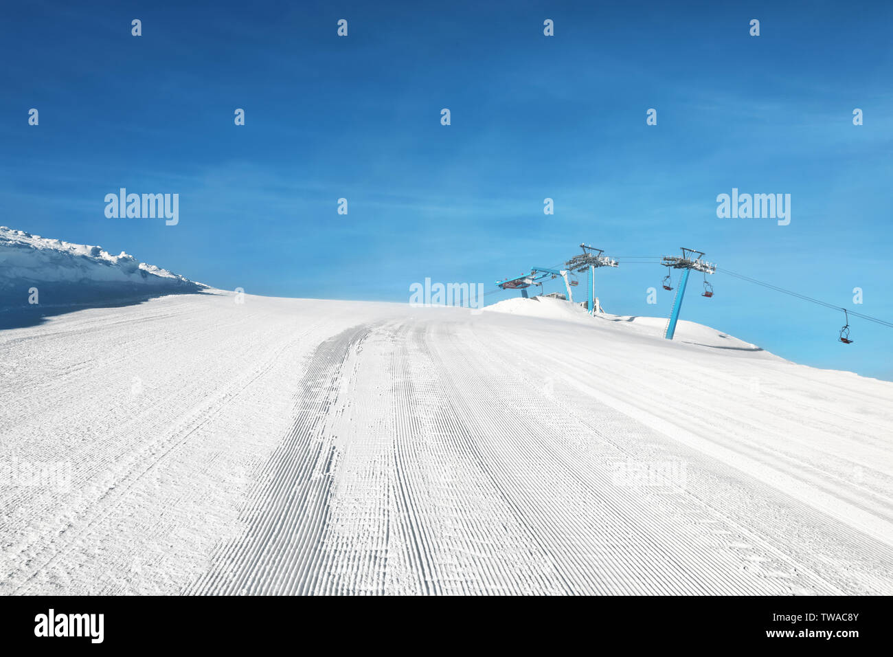 Piste de ski avec neige au téléphérique aérien complexe. Vacances d'hiver Banque D'Images