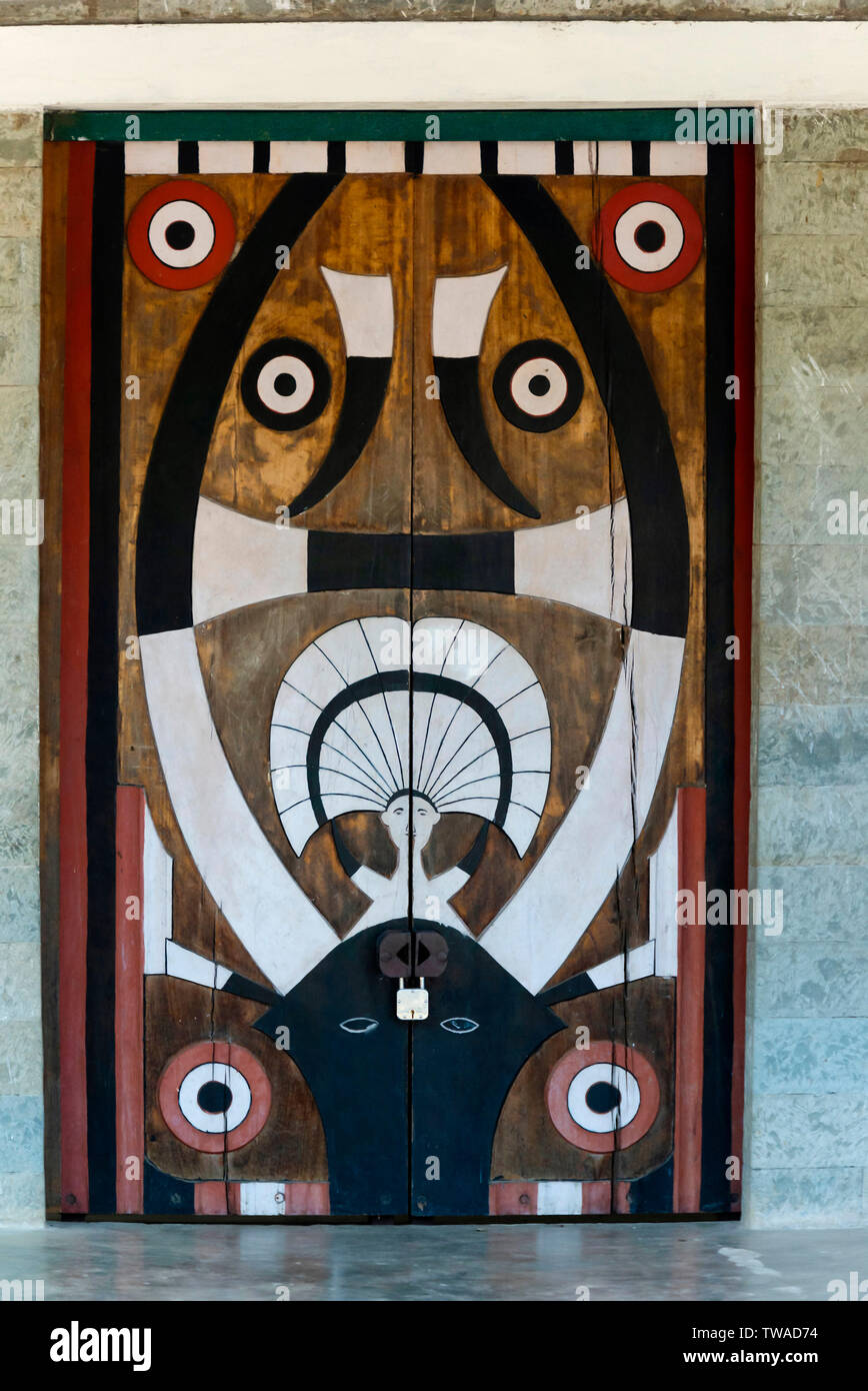 L'art traditionnel porte Naga, village Khonoma, Nagaland, Inde. Banque D'Images