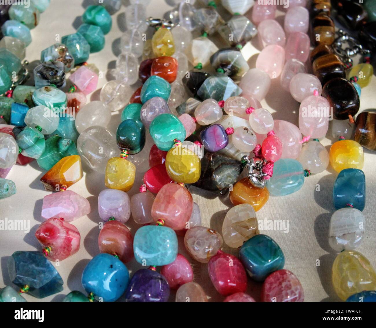 Colliers de perles de différentes formes et couleurs faites à la main Banque D'Images