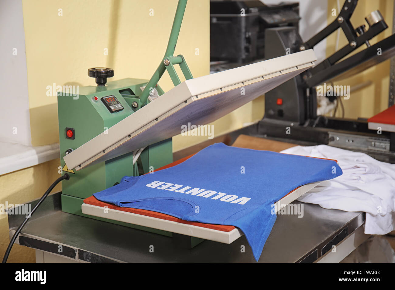 Machine d'impression moderne avec t-shirt au lieu de travail Photo Stock -  Alamy