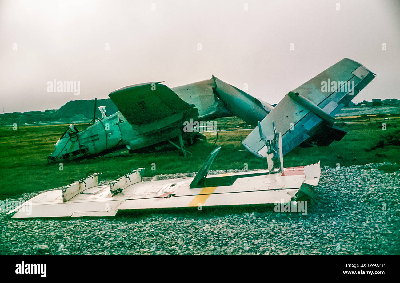 1985 Malouines. Argentine L'épave de l'avion d'attaque au sol pendant la guerre Falklands-Argentine abattu en 1982 sur l'affichage près de Port Stanley airfield Banque D'Images