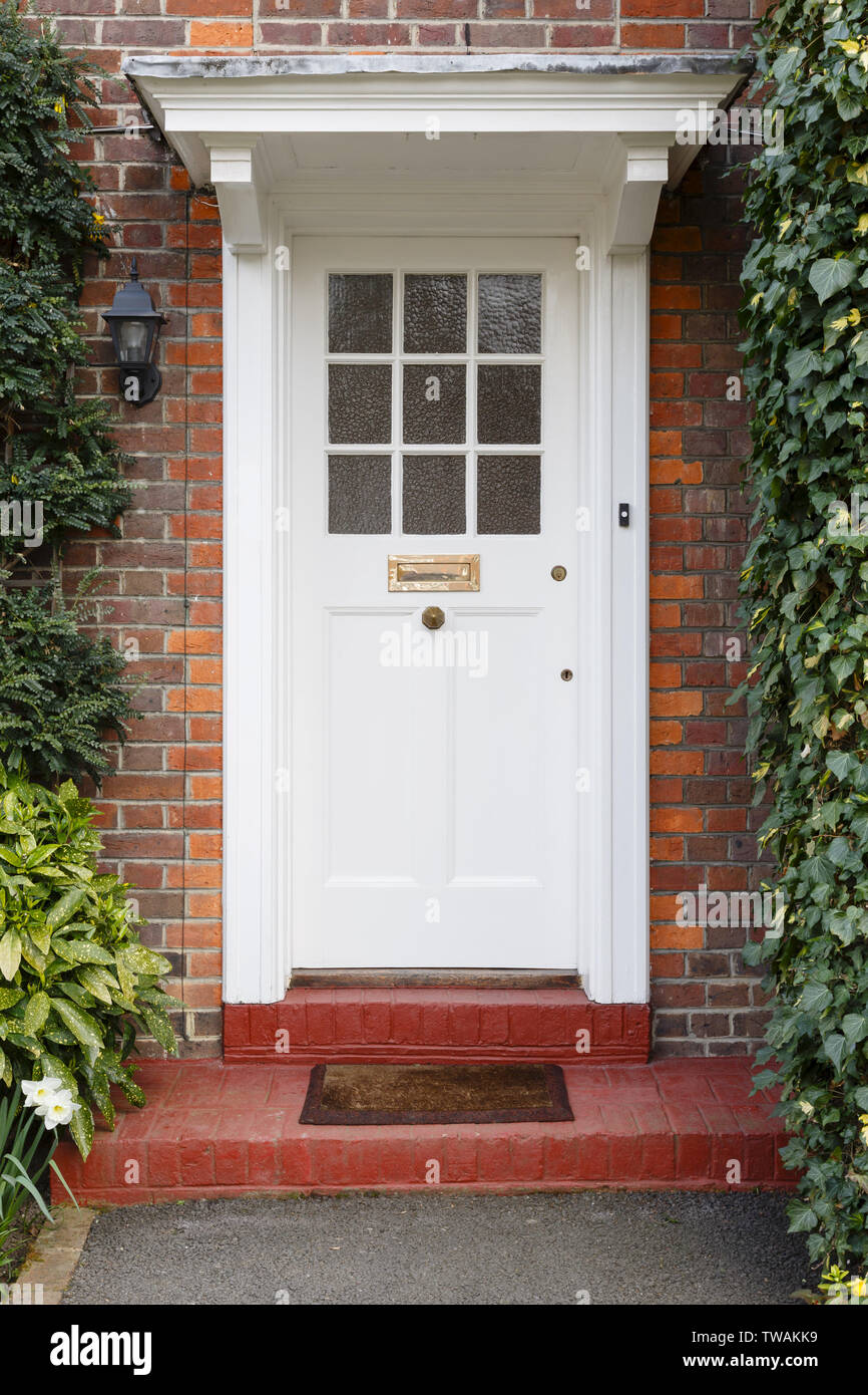 Porte avant d'une période anglais maison avec demi-porte vitrée en bois  blanc Photo Stock - Alamy