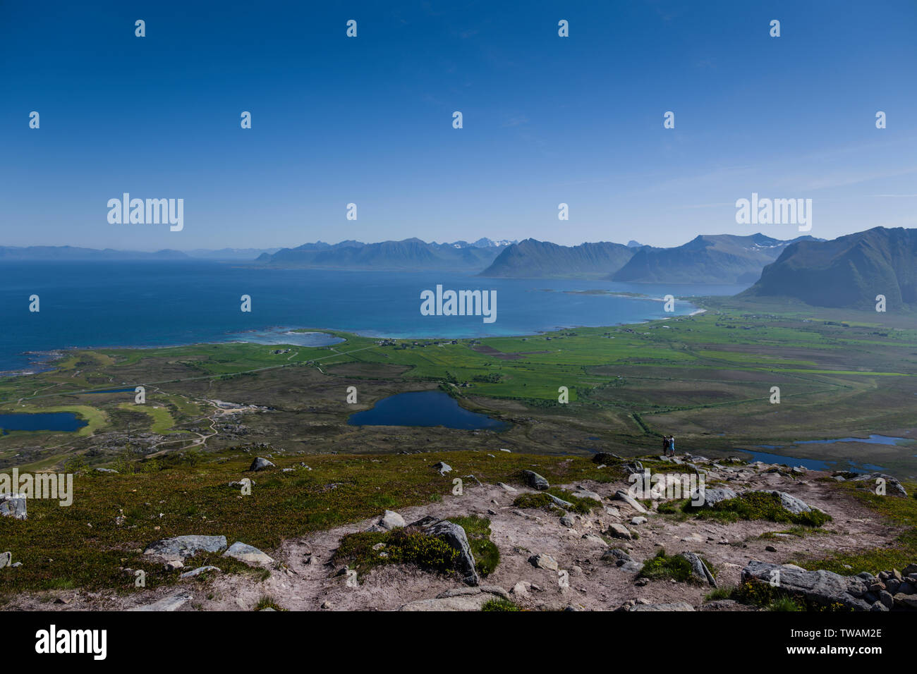 Vue depuis le sommet de Hoven, Gimsoya, îles Lofoten, Norvège. Banque D'Images