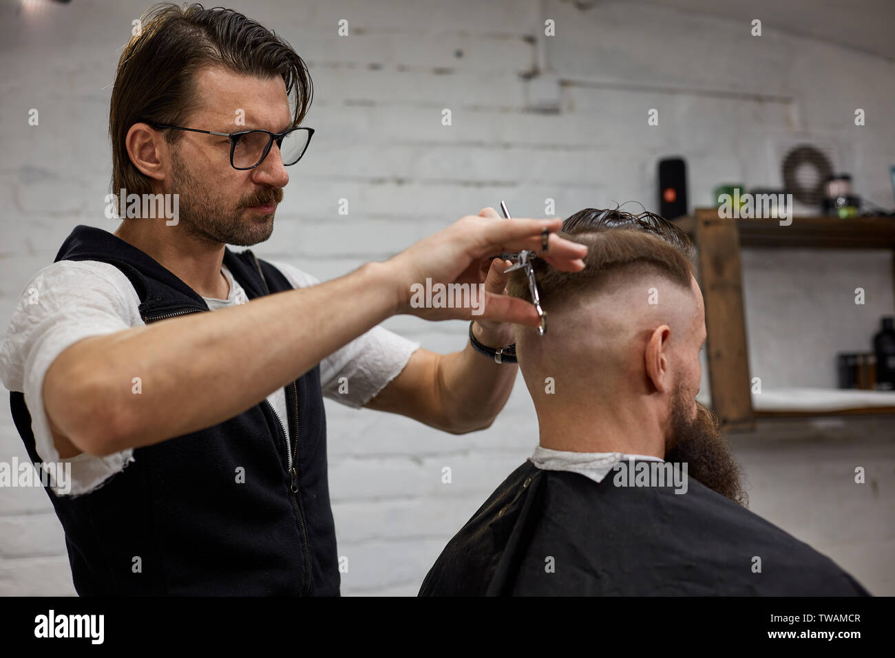 Master coupes de cheveux et de la barbe des hommes dans la coiffure, coiffure, coiffure pour un jeune homme Banque D'Images