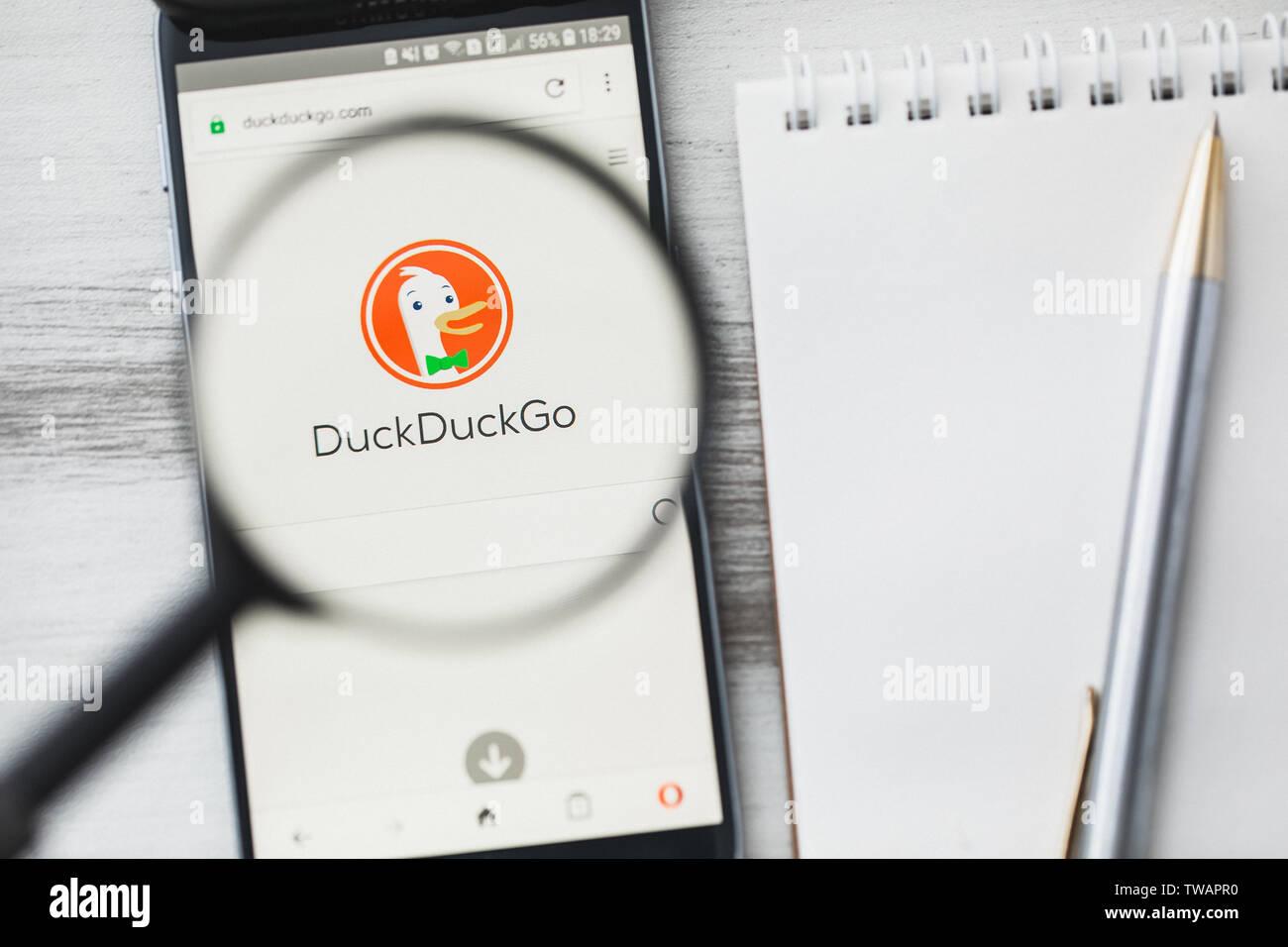 Los Angeles, Californie, USA - 9 juin 2019 : DuckDuckGo, le moteur de recherche Web Site officiel Accueil sous loupe. Concept DuckDuckGo.com Banque D'Images