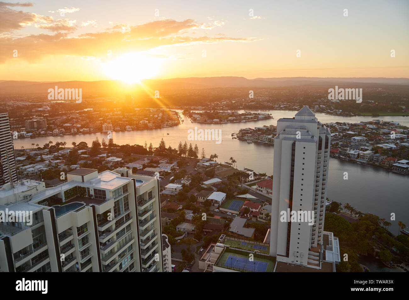 Vue aérienne au coucher du soleil à Surfers Paradise, Gold Coast, Queensland, Australie Banque D'Images