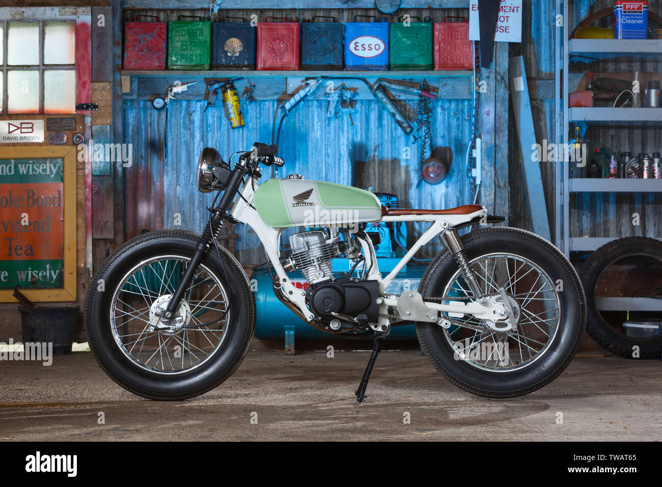 Une moto sur un stand dans un garage atelier Banque D'Images