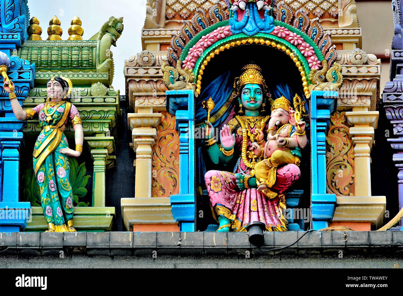 Statues colorées de divinités hindou ornant l'entrée du célèbre temple hindou à Little India, Singapour en close up Banque D'Images