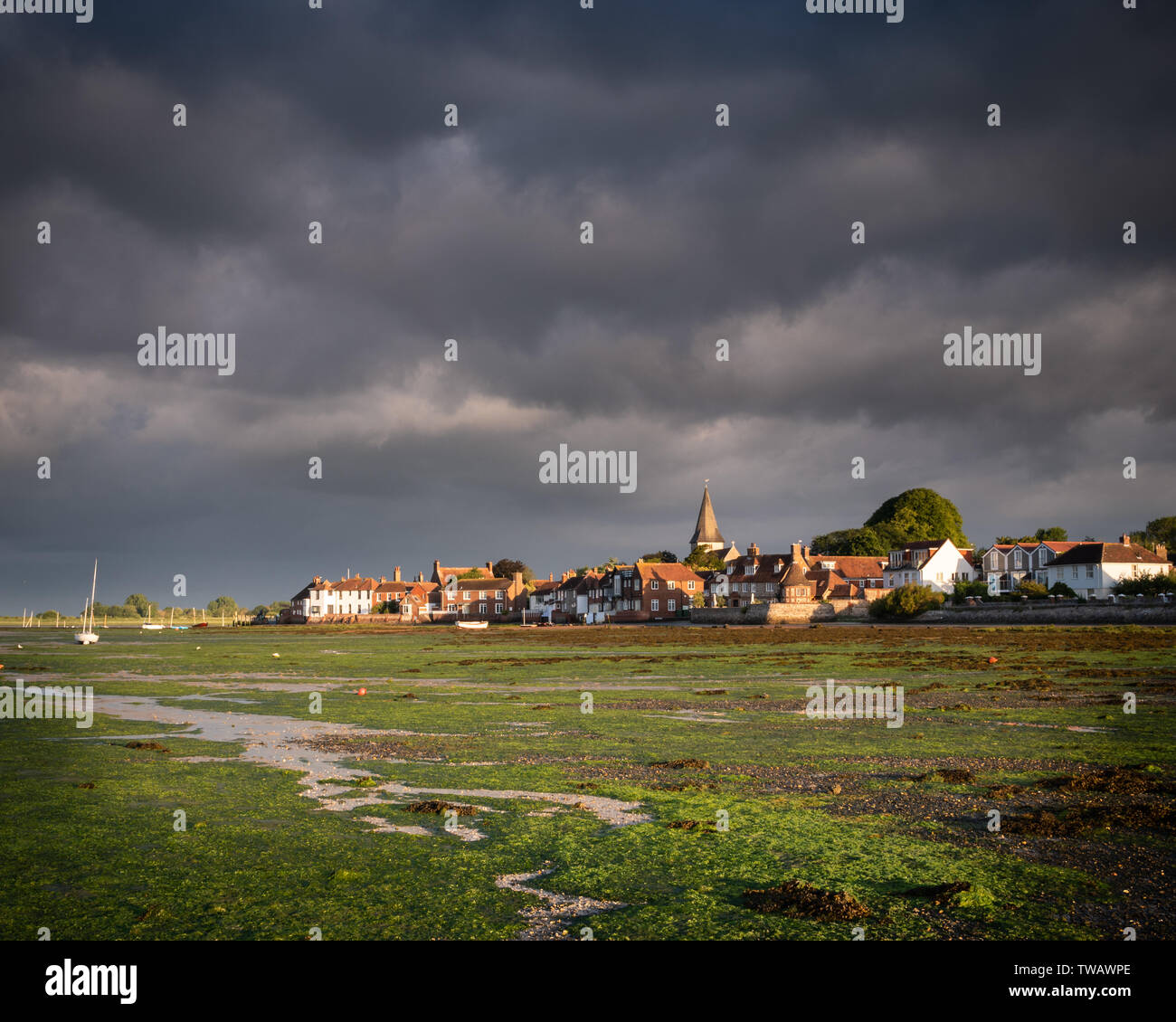 Les nuages de tempête sur le port à marée basse Bosham, Quay West Sussex Banque D'Images