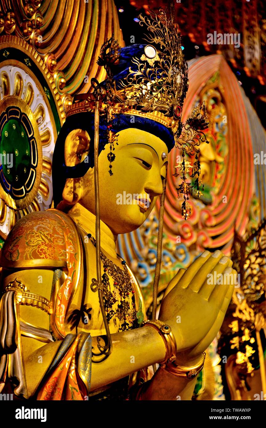 Close up of old statue de Bouddha assis en méditation avec de riches couleurs et des détails Banque D'Images