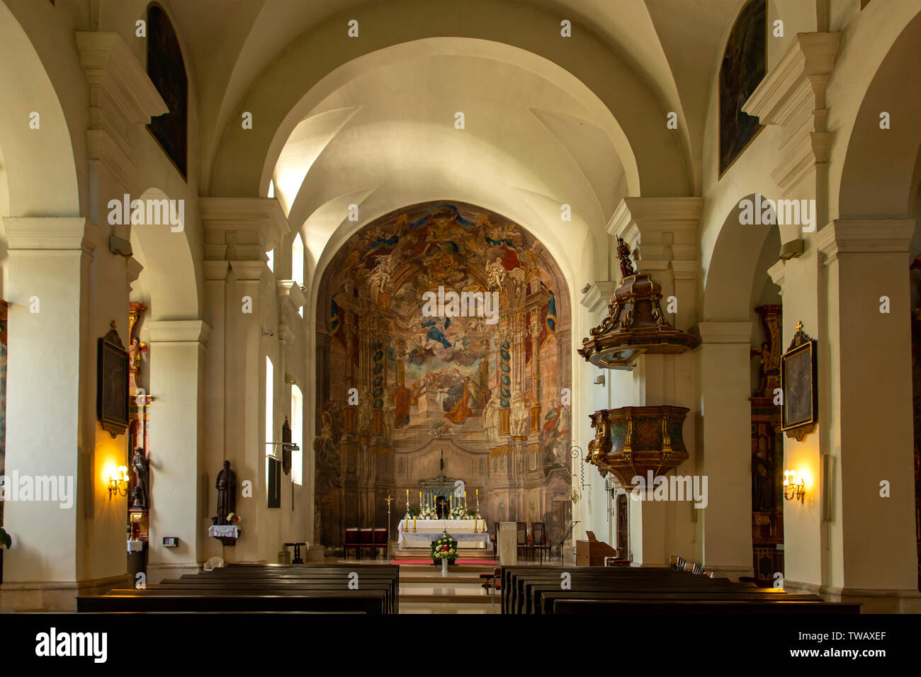 Nef et autel de l'église de l'assomption de Marie, Zagreb, Croatie Banque D'Images