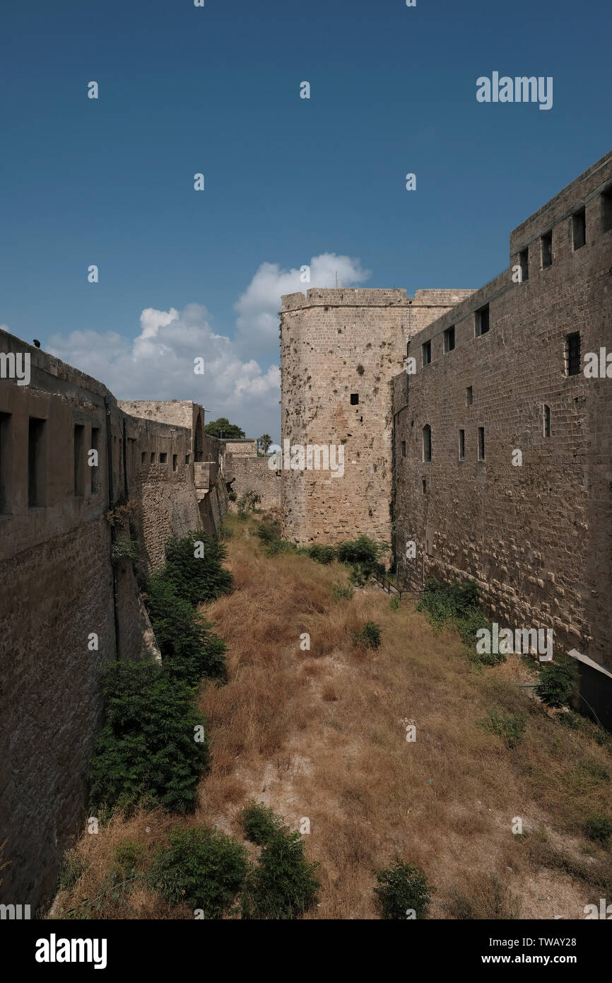 L'extérieur de l'ancienne Prison et Akko acre ou le métro actuel Musée des prisonniers qui a été construite pendant la période ottomane sur les ruines d'un Château 12ème siècle la forteresse des Croisés dans la vieille ville d'Acre, dans le nord d'Israël. Dans le Mandat Britannique de nombreux Arabes sont emprisonnés dans cette prison comme des criminels ou pour participer à la 1936-1939 révolte arabe en Palestine. Il contenait aussi des prisonniers juifs, les membres de l'organisations clandestines en raison de leur lutte contre la règle obligatoire et leur lutte pour établir un foyer national sur la terre d'Israël.prison Banque D'Images