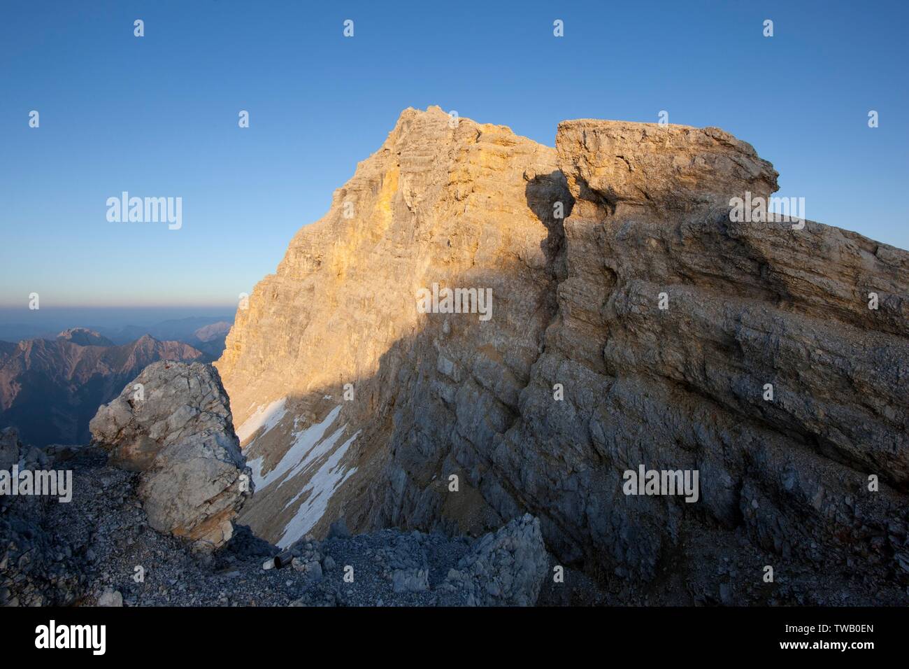 Autriche, Tyrol, montagnes de Karwendel, Birkkarspitze (pic) dans la lumière du coucher du soleil. Banque D'Images