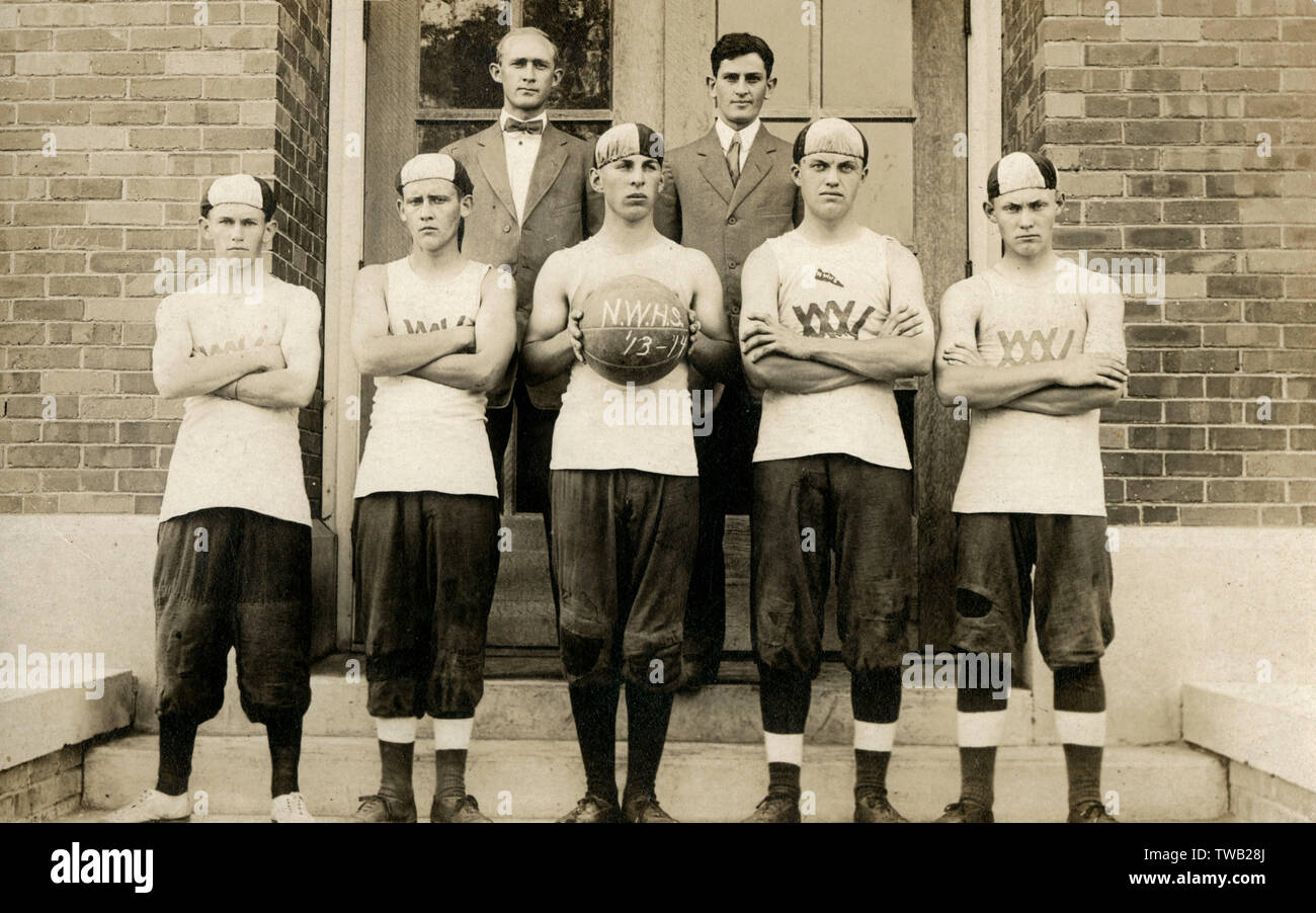 L'équipe de basket-ball de l'école secondaire Northwestern 1913-1914 Banque D'Images