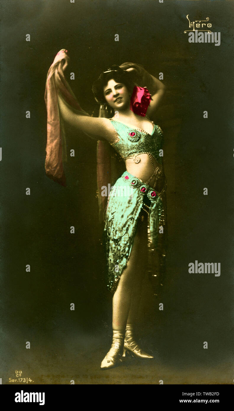 Modèle glamour allemand dans une pose théâtrale historique Banque D'Images