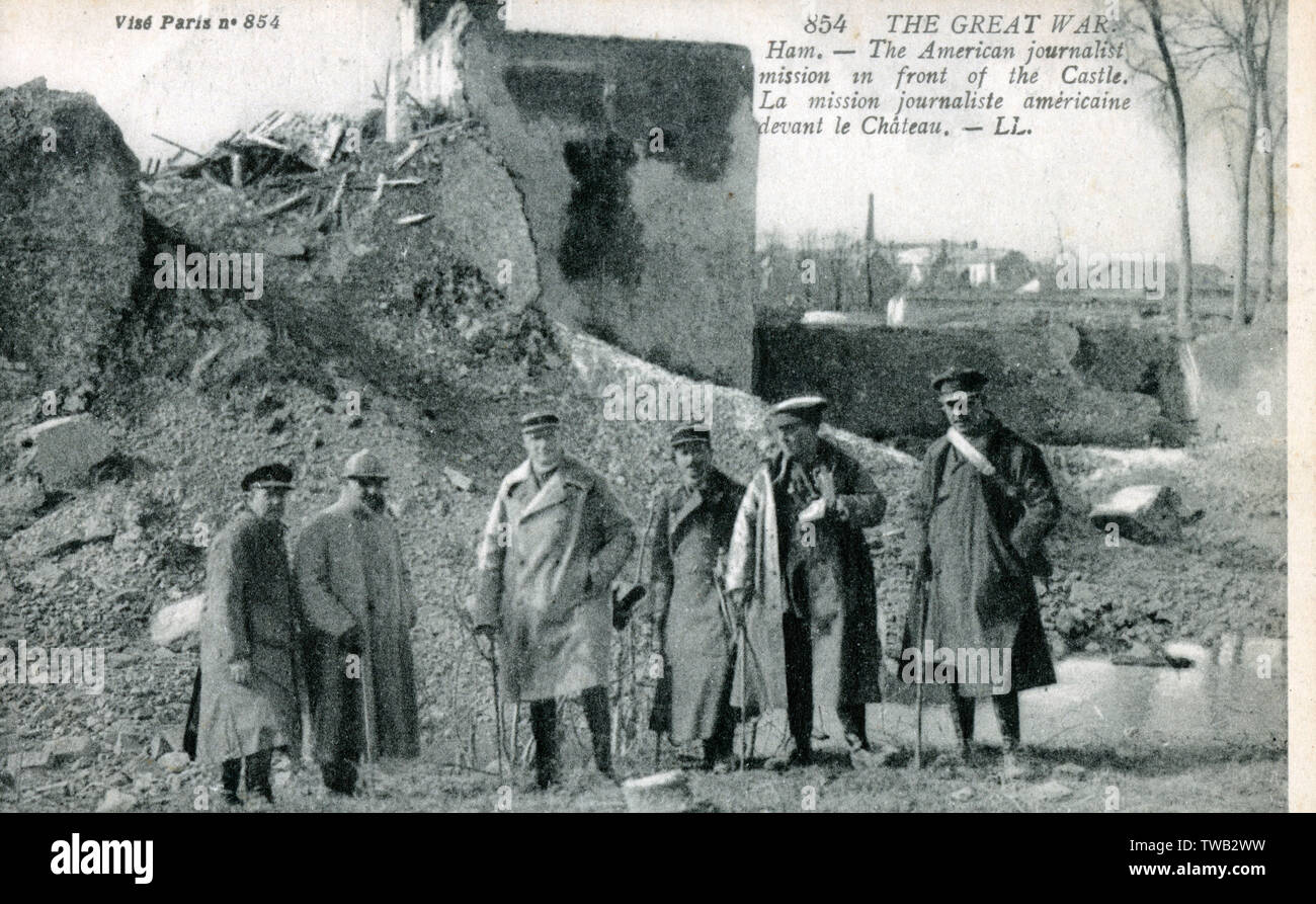 WW1 - journalistes américains devant le château de Ham en ruines, somme Banque D'Images