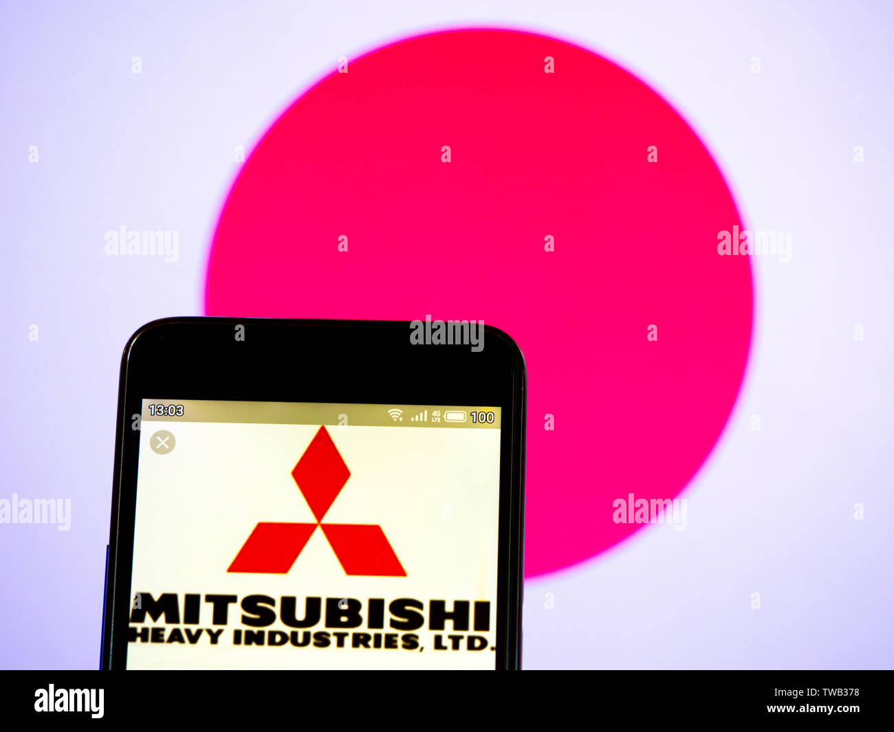 Sur cette photo, l'illustration Mitsubishi Heavy Industries logo est vu affichée sur un smartphone Banque D'Images