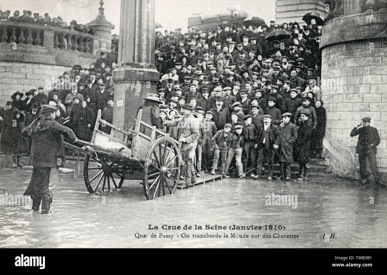 Inondations à Paris, France - Quai de Passy - transport par chariot Banque D'Images Inondations à Paris, France - Quai de Passy - transport par chariot Banque D'Images
