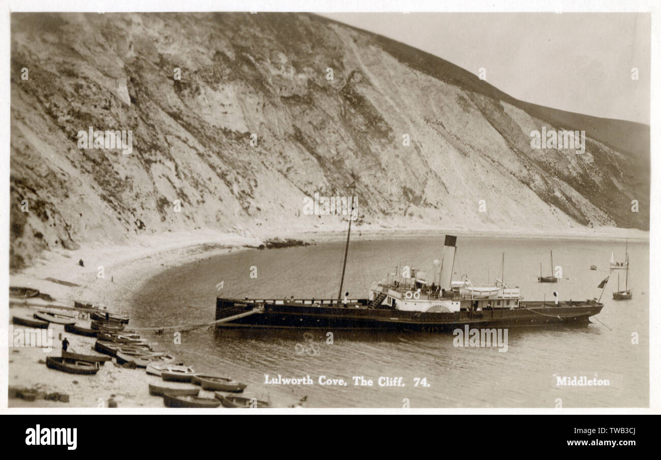 Lulworth Cove, The Cliff - Un bateau à aubes amarré Banque D'Images