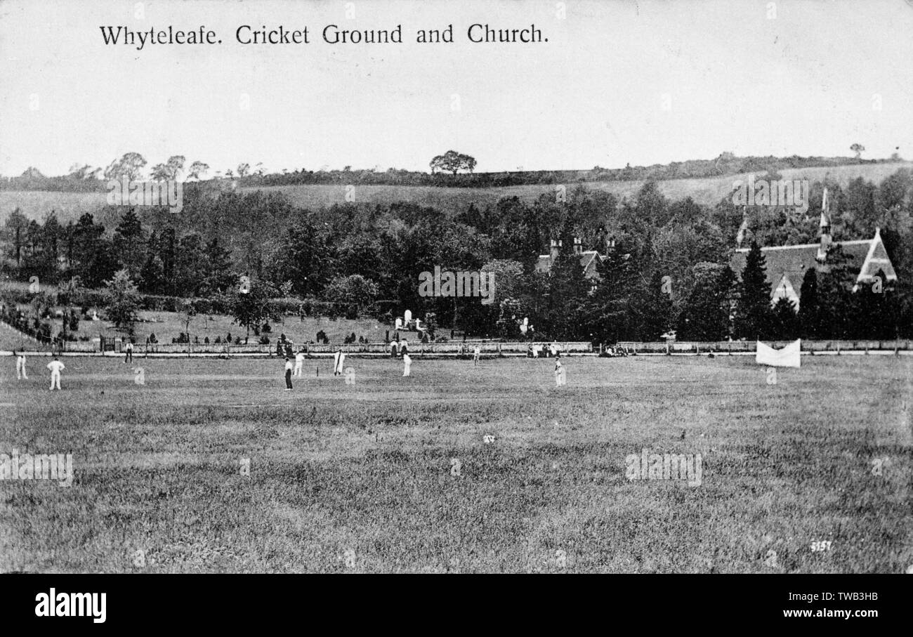 Terrain de cricket et église, Whyteleafe, Surrey Banque D'Images