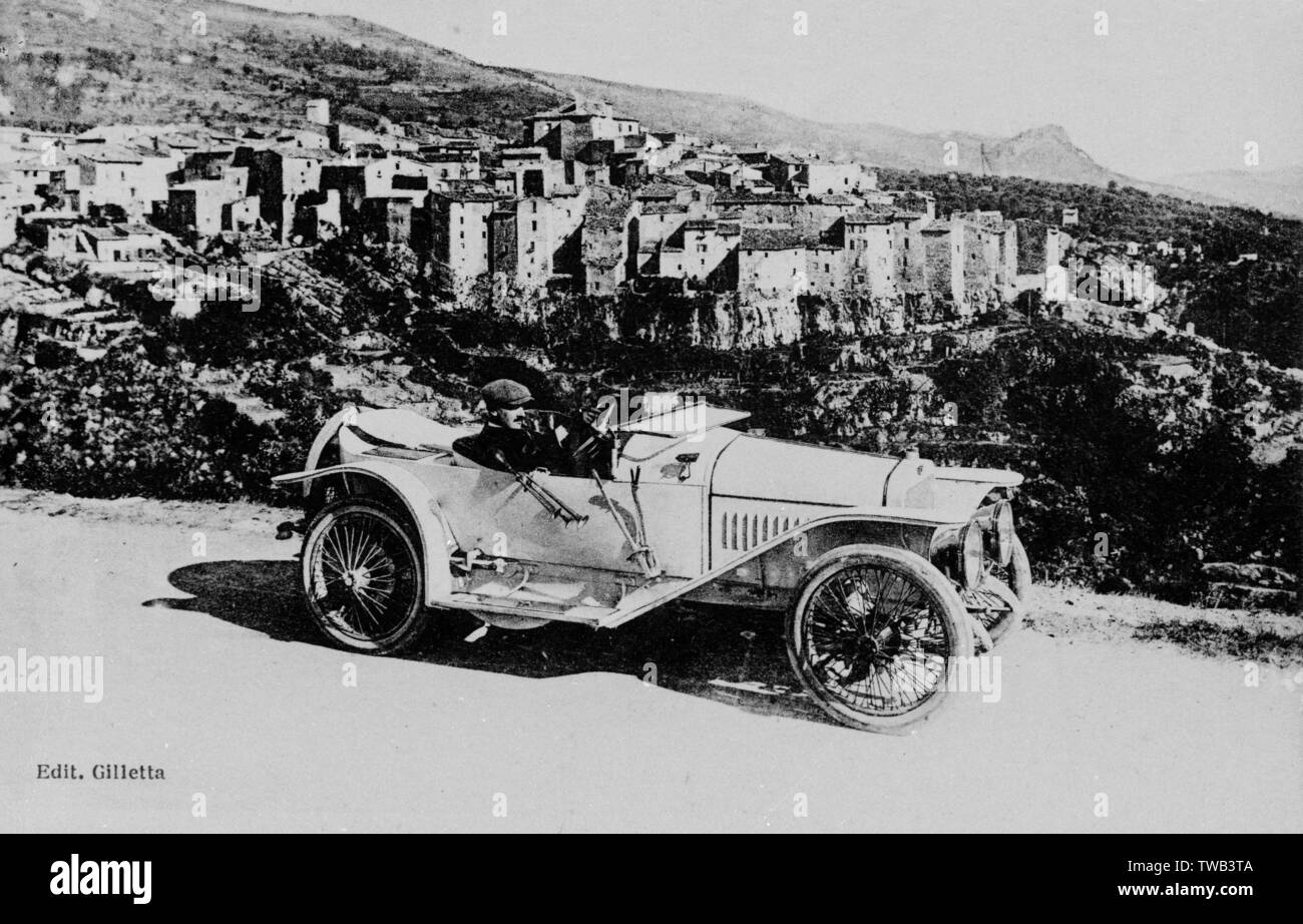 Voiture de tourisme près de Tourrettes, Var, sud-est de la France Banque D'Images