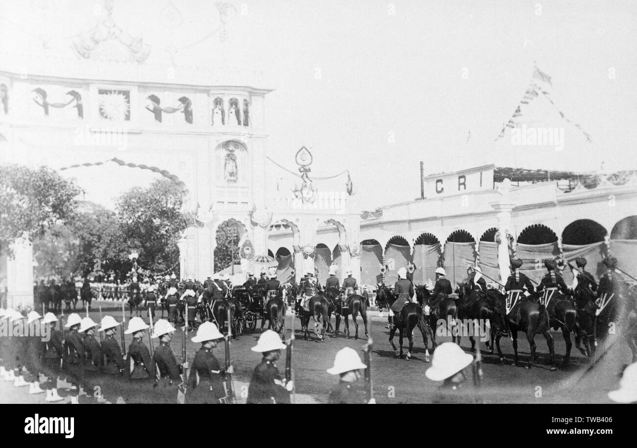 À l'attention et des soldats à cheval en procession lors de la cérémonie de couronnement Durbar à Delhi, Inde, décembre 1911. Date : 1911 Banque D'Images