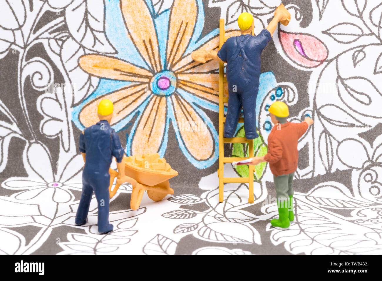 Sur un plan macro figures miniatures comme peintres de matières colorantes détails sur un fond Banque D'Images