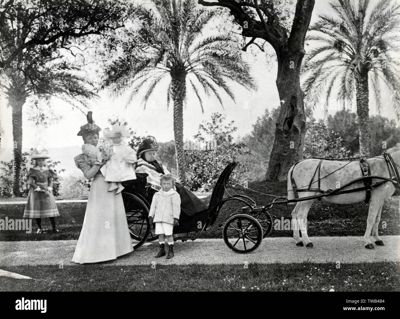 La reine Victoria à Edward Cazalet's Villa - Sud de la France en 1885. En 1882, la reine Victoria a commencé son affaire d'hiver avec la Côte d'Azur, elle arriverait portant des fournitures d'aliments et de boissons, une multitude de fonctionnaires, soldats et Highland Abdul Karim, son accompagnateur indien (très impopulaire avec tous les bars la reine elle-même). La Reine allait sortir fréquemment, soit dans un chariot ou une charrette tirée par "Jacquot", un âne qu'elle avait secourus, affamés, d'un paysan (comme lampooned sur cette carte) et qui par la suite, elle a pris d'avant en arrière pour l'Angleterre avec elle. (Jacquot a vécu sa vie à gagner Banque D'Images