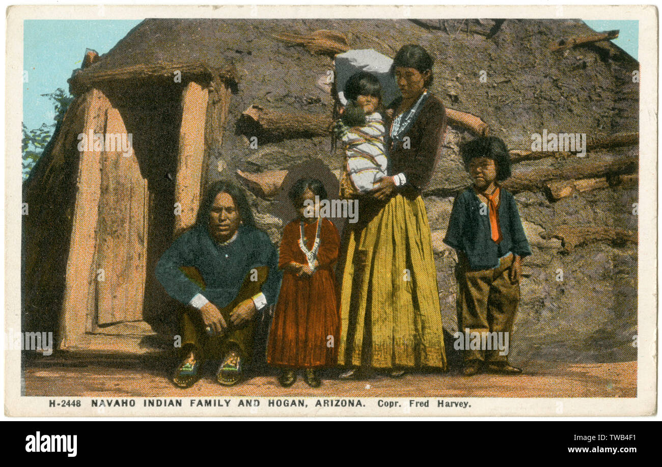 La famille et leurs Indiens Navajo cabane temporaire (connu sous le nom de Hogan), Arizona, USA. Date : vers 1910 Banque D'Images