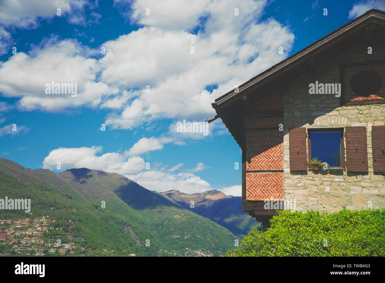 Belle maison dans le style ancien dans les montagnes. Banque D'Images