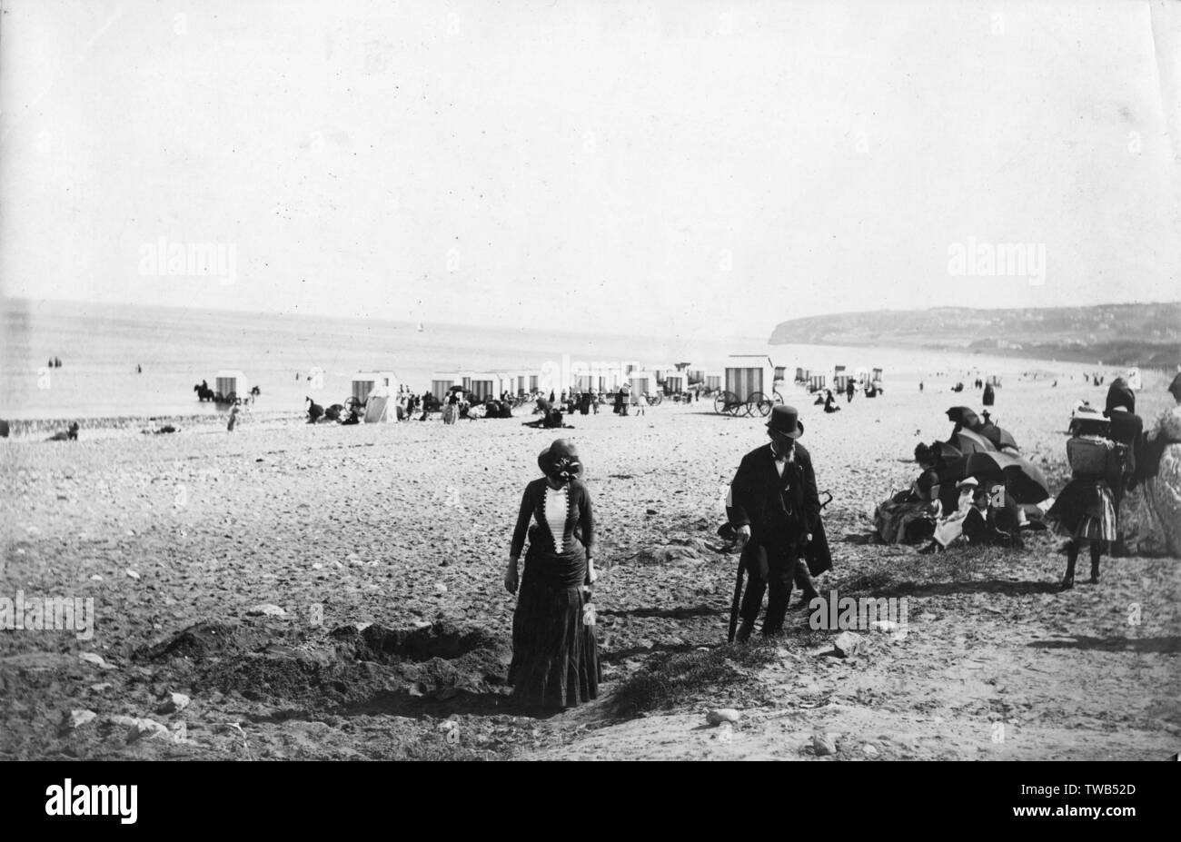 Personnes sur la plage à Colwyn Bay, au nord du pays de Galles Banque D'Images