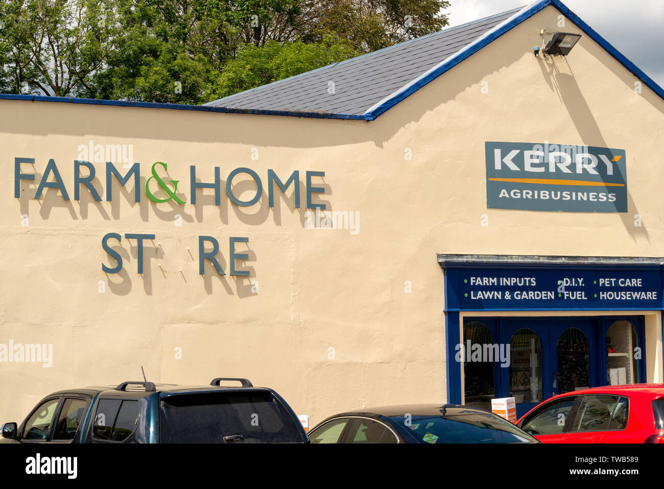 Boutique de bricolage de la ferme et de la maison, boutique Kenmare avec la lettre « O » manquante dans le mot du magasin. Kenmare, Comté de Kerry, Irlande Banque D'Images