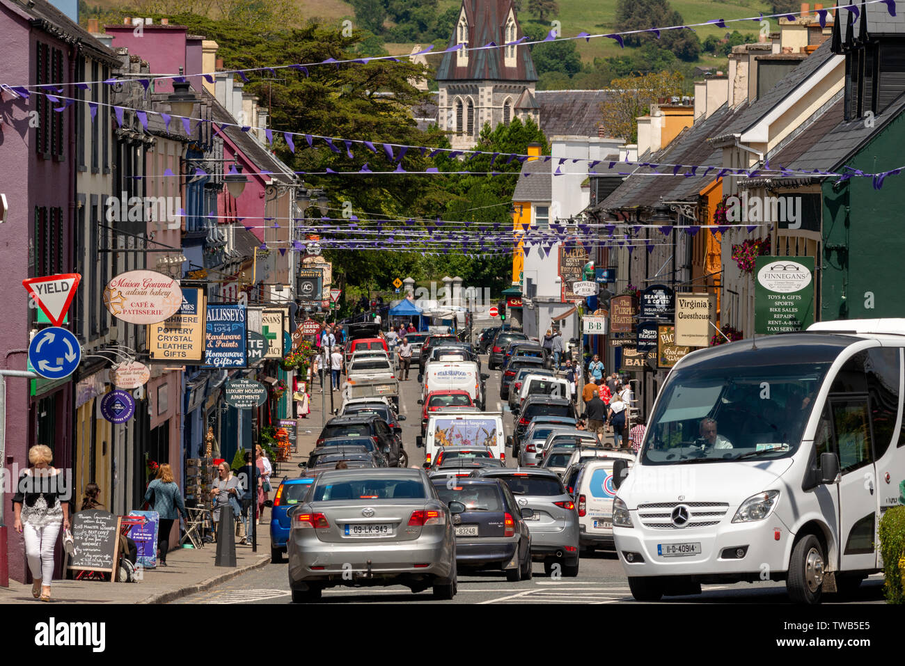 Rue animée et circulation routière sur Henry Street à Kenmare, comté de Kerry, Irlande. Banque D'Images