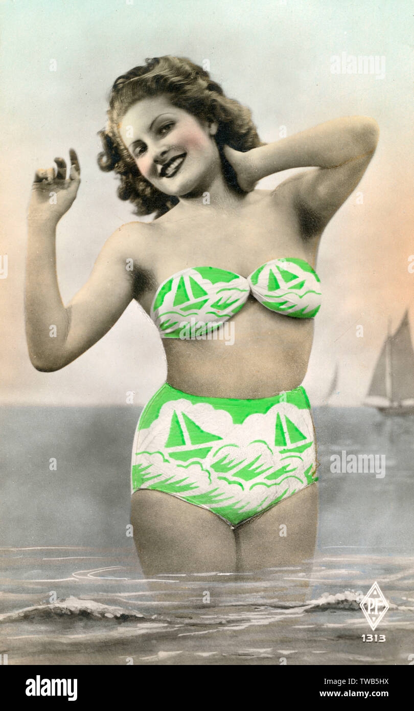 Épinglez une fille sur une carte postale dans un bikini nautique vert citron Banque D'Images
