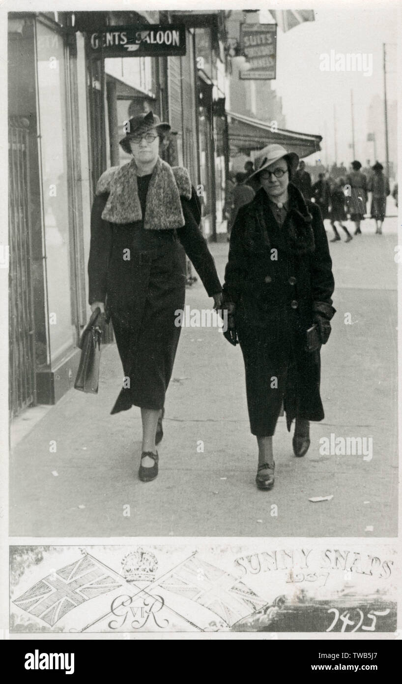 Deux sœurs en poupe capturées par un photographe franc Banque D'Images