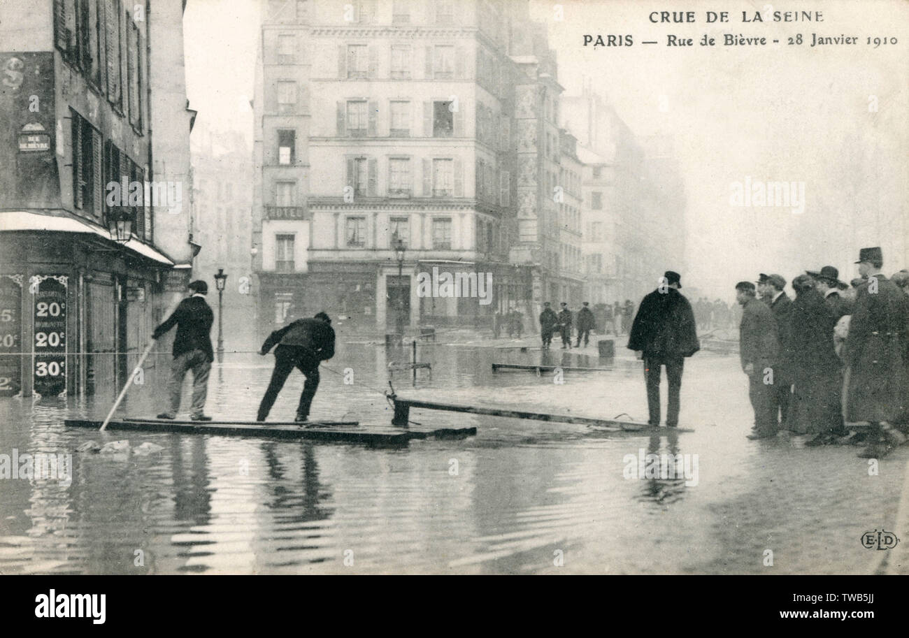 Inondations de Paris - Rue de Bièvre le 28 janvier 1910. Le niveau maximum de la crue était 9,5 m au-dessus du niveau normal. Date : 1910 Banque D'Images