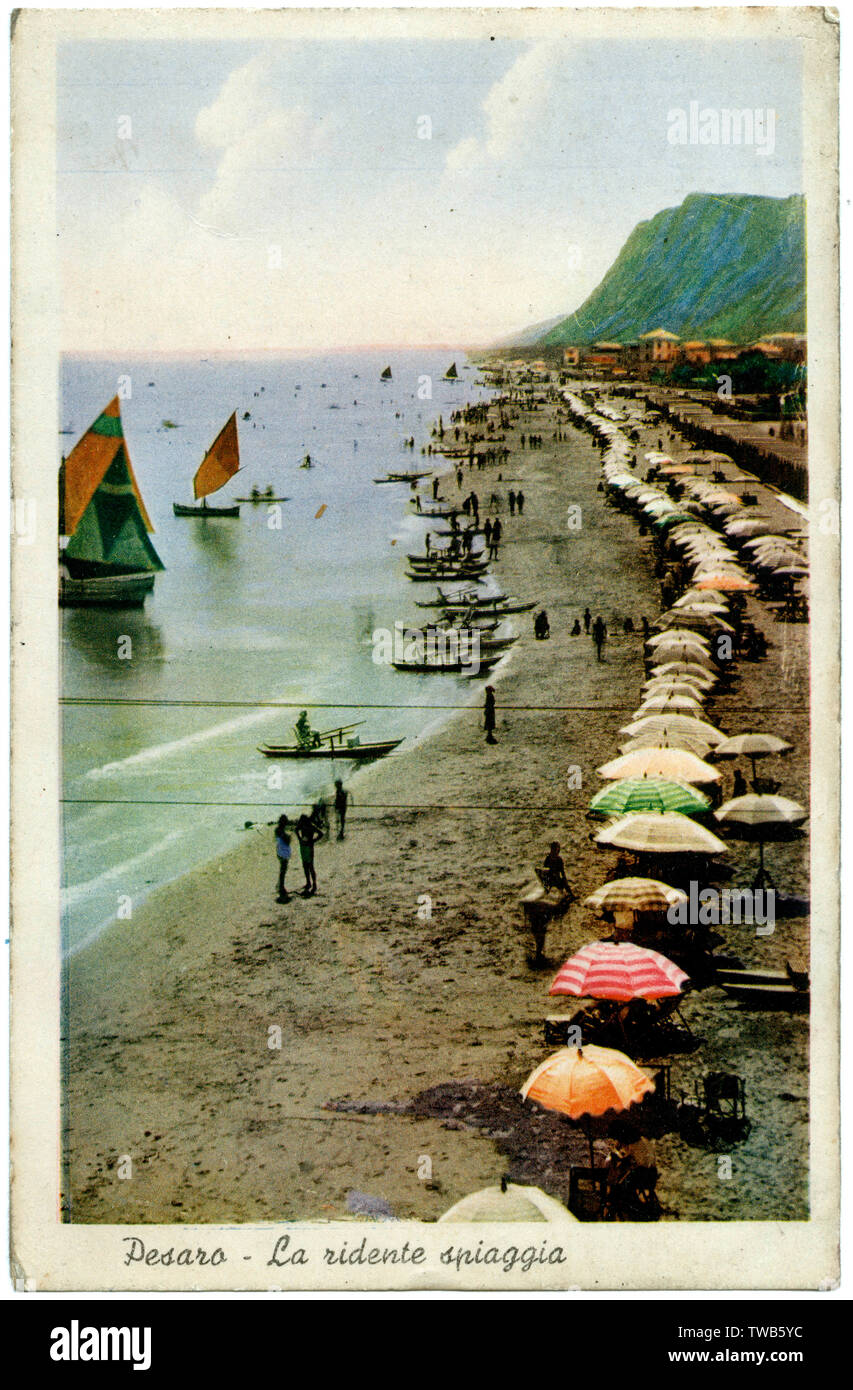 Vue sur la plage et le front de mer, Pesaro, Italie Banque D'Images