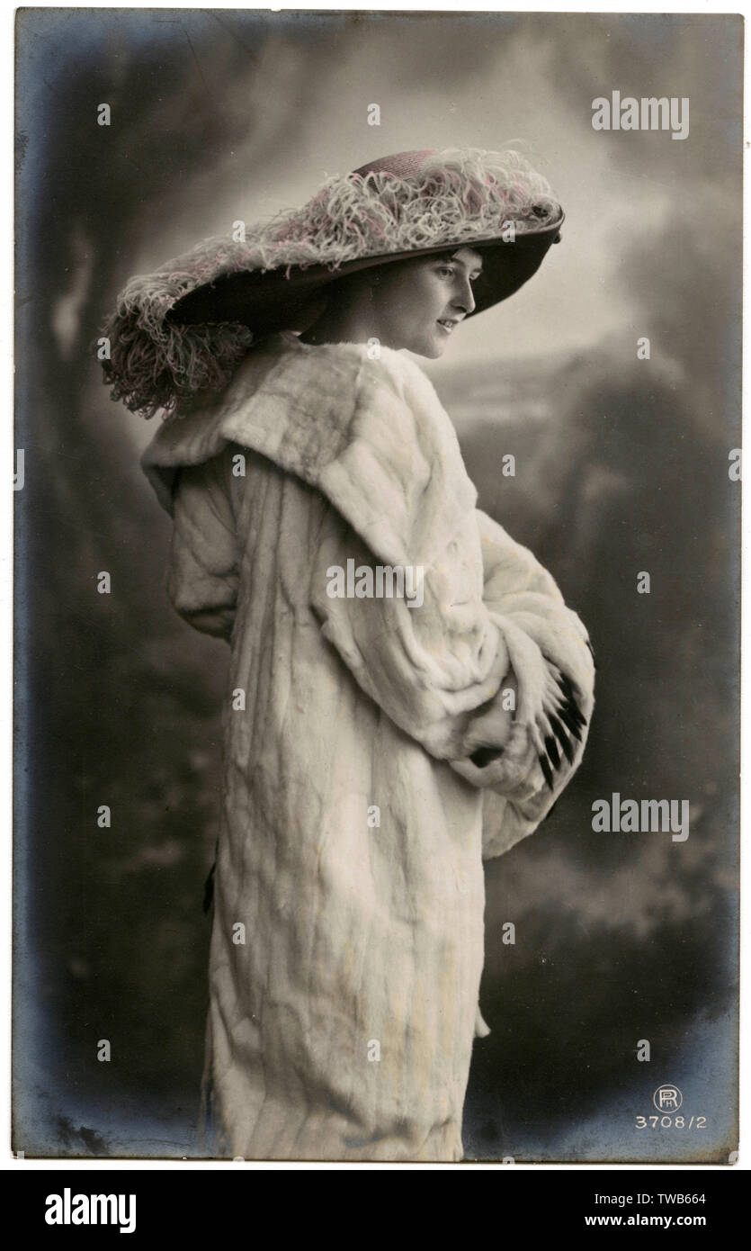 Jeune femme édouardienne en grand chapeau et manteau de vison Banque D'Images