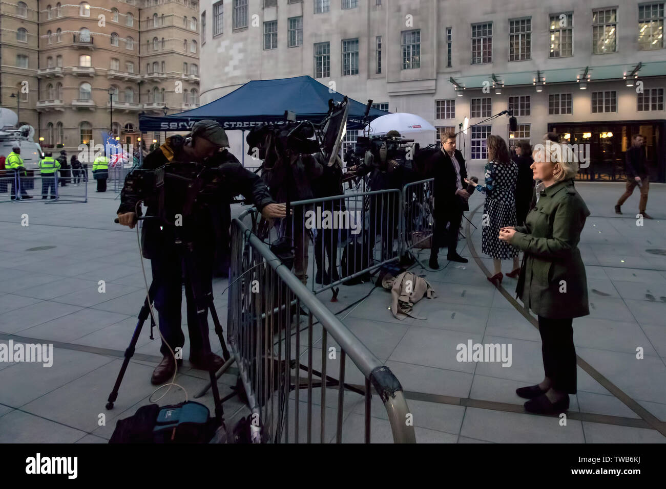 L'équipe médias recueillir l'extérieur de la nouvelle maison de radiodiffusion pendant la manifestation.Anti-Brexiteers ont manifesté devant les Chambres du Parlement, comme un vote pour la direction du parti conservateur a eu lieu. Les manifestants détenus grands drapeaux, pancartes, et crié à pro-Brexit Membres du Parlement. Les coureurs de devenir le prochain premier ministre sont Boris Johnson, Jeremy Hunt, Michael Gove, Rory Stewart, et Sajid Javid, plus tard a pris part à un débat télévisé sur la BBC's New Broadcasting House. Jouer de la musique forte des militants comme les députés ont défilé devant la caméra. Banque D'Images