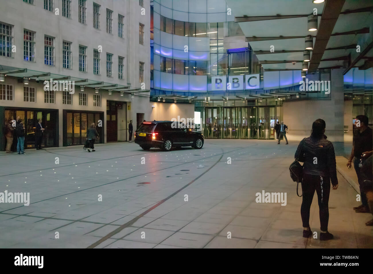 Vue de la nouvelle maison de radiodiffusion dans le centre de Londres pendant la manifestation.Anti-Brexiteers ont manifesté devant les Chambres du Parlement, comme un vote pour la direction du parti conservateur a eu lieu. Les manifestants détenus grands drapeaux, pancartes, et crié à pro-Brexit Membres du Parlement. Les coureurs de devenir le prochain premier ministre sont Boris Johnson, Jeremy Hunt, Michael Gove, Rory Stewart, et Sajid Javid, plus tard a pris part à un débat télévisé sur la BBC's New Broadcasting House. Jouer de la musique forte des militants comme les députés ont défilé devant la caméra. Banque D'Images