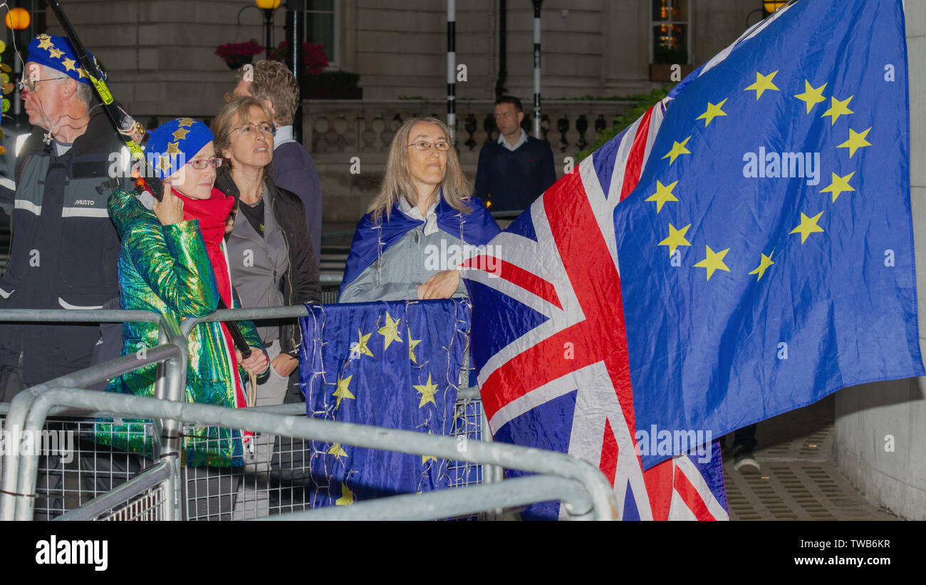Rassembler les militants à l'extérieur de la nouvelle maison de radiodiffusion pendant la manifestation.Anti-Brexiteers ont manifesté devant les Chambres du Parlement, comme un vote pour la direction du parti conservateur a eu lieu. Les manifestants détenus grands drapeaux, pancartes, et crié à pro-Brexit Membres du Parlement. Les coureurs de devenir le prochain premier ministre sont Boris Johnson, Jeremy Hunt, Michael Gove, Rory Stewart, et Sajid Javid, plus tard a pris part à un débat télévisé sur la BBC's New Broadcasting House. Jouer de la musique forte des militants comme les députés ont défilé devant la caméra. Banque D'Images