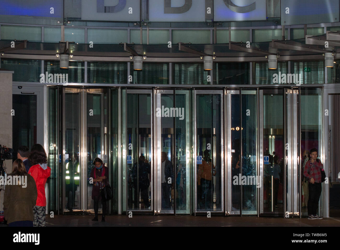 Une vue de l'entrée de la nouvelle maison de radiodiffusion pendant la manifestation.Anti-Brexiteers ont manifesté devant les Chambres du Parlement, comme un vote pour la direction du parti conservateur a eu lieu. Les manifestants détenus grands drapeaux, pancartes, et crié à pro-Brexit Membres du Parlement. Les coureurs de devenir le prochain premier ministre sont Boris Johnson, Jeremy Hunt, Michael Gove, Rory Stewart, et Sajid Javid, plus tard a pris part à un débat télévisé sur la BBC's New Broadcasting House. Jouer de la musique forte des militants comme les députés ont défilé devant la caméra. Banque D'Images