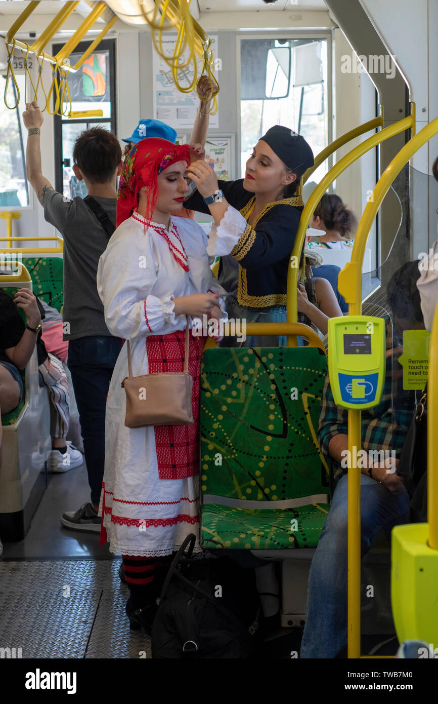 Les femmes sur un tramway de Melbourne pour assister à leurs costumes traditionnels sur leur chemin vers le Festival Grec. Banque D'Images